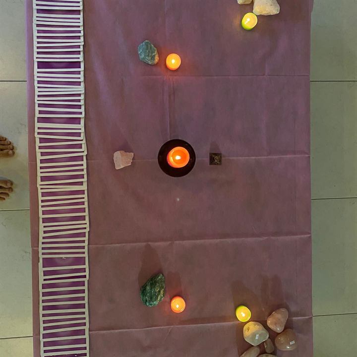 נרות וקריסטלים על בד ורוד, במפגש הלב