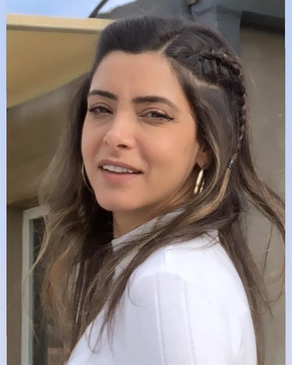 ליאת מחייכת, בחוץ