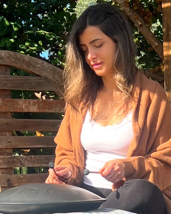 ליאת מנגנת בכלי צליל, בחוץ