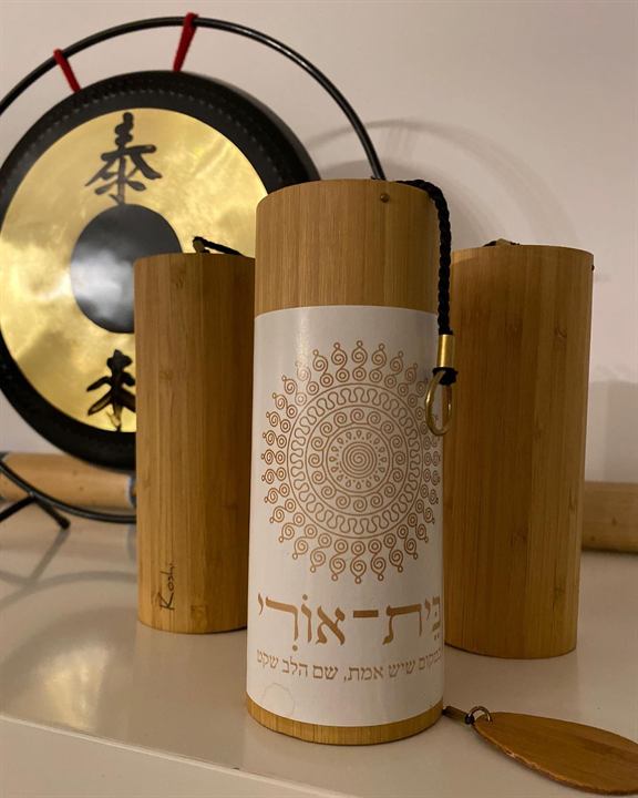 פעמון רוח עם הסמל של בית אורי