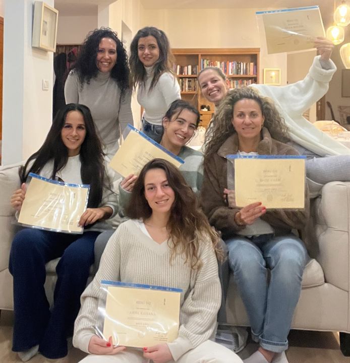 בוגרות ההכשרה עם התעודות